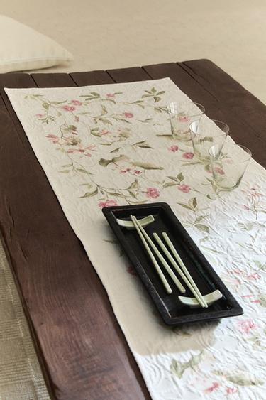 FLORAL JACQUARD TABLE RUNNER - Pink by Zara