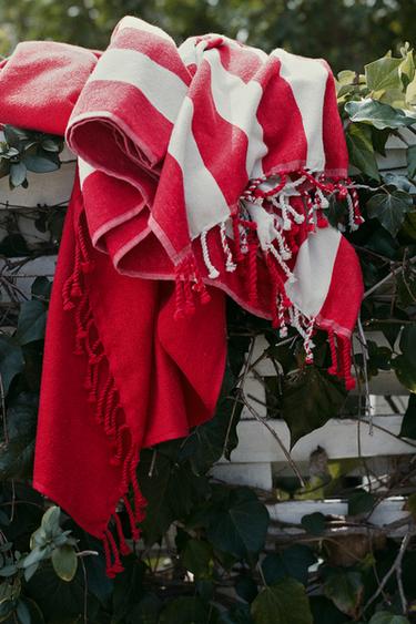 STRIPED BEACH TOWEL WITH FRINGING - Red by Zara