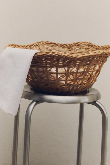 RATTAN HAMPER WITH A SCALLOPED EDGE - Light beige by Zara