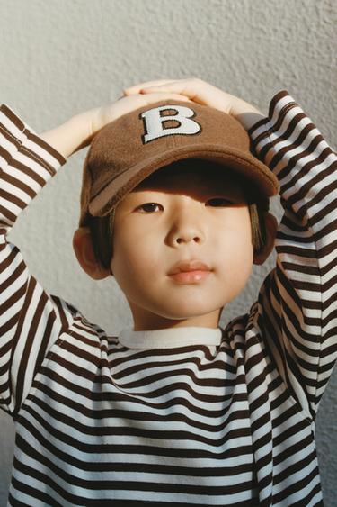 CLOTH CAP WITH INITIAL - Caramel by Zara