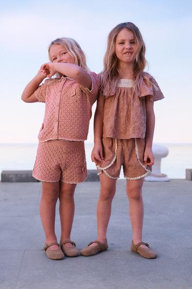 KNITTED BERMUDA SHORTS WITH FLOWERS - Coral pink by Zara