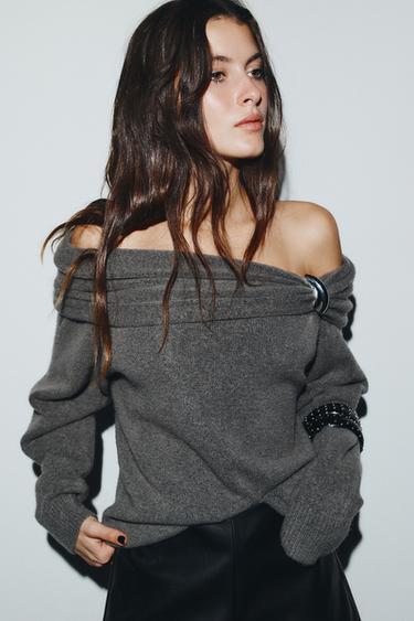 KNIT OFF-THE-SHOULDER JUMPER WITH METAL APPLIQUÉ - Pearl grey by Zara