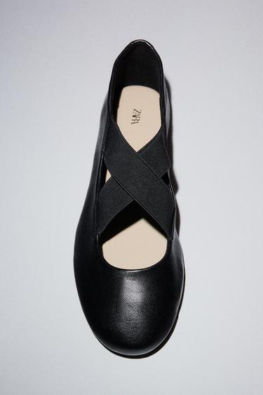 LEATHER BALLET FLATS WITH CROSSED ELASTIC STRAPS - Black by Zara
