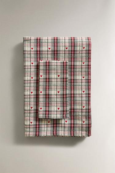 DYED THREAD CHRISTMAS HEART TABLECLOTH - Red by Zara