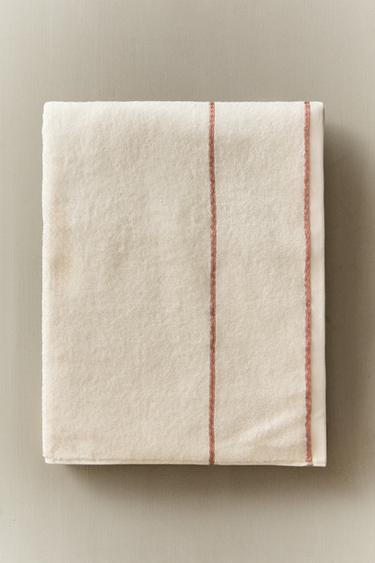 BATH TOWEL WITH CONTRAST PIPING - Light pink by Zara