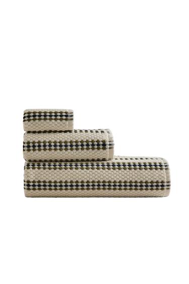 GEOMETRIC TEXTURED BATH TOWEL - Blue / Green by Zara