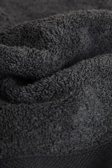 PREMIUM COTTON BATH TOWEL (600 GXM²) - Dark grey by Zara