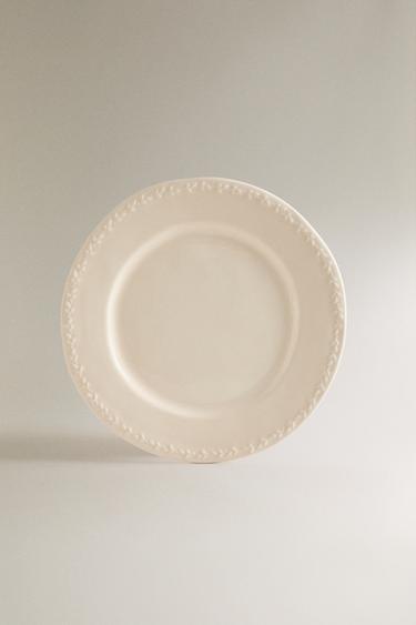 EARTHENWARE DINNER PLATE WITH RAISED-DESIGN EDGE - Cream by Zara