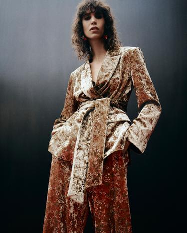 VELVET BLAZER WITH METALLIC THREAD BELT - Golden by Zara