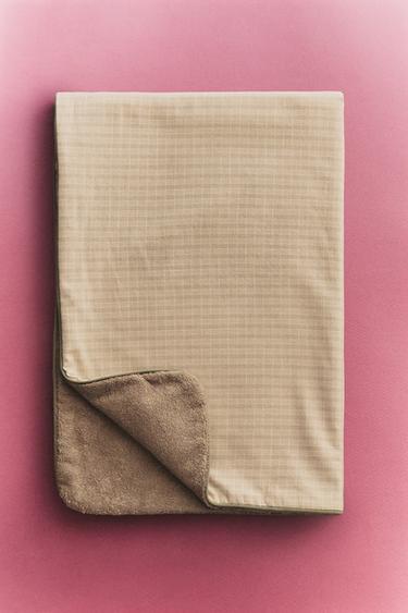 PET TOWEL WITH PIPING - Beige by Zara